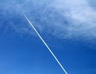 scia-aerea-nel-cielo-azzurro